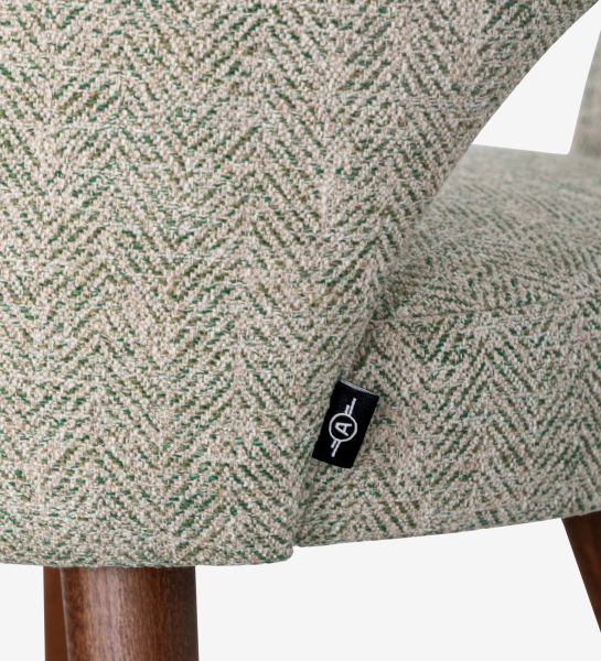 Chaise Paris — gros plan tissu chevrons vert-beige, étiquette noire et pied bois