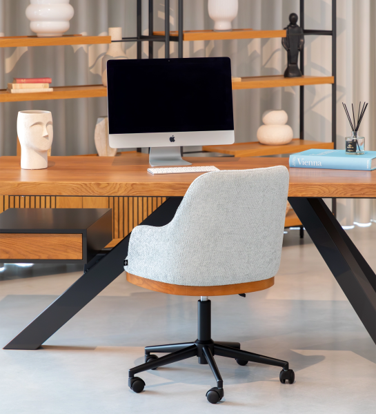 Cadeira de Executivo Cannes cinzenta estofada com base em madeira e rodízios, vista traseira