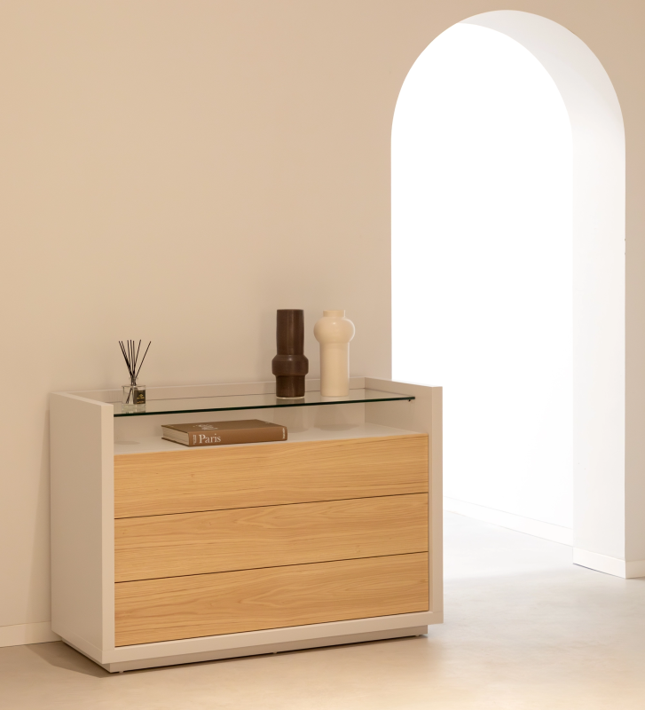 Cómoda com 3 gavetões em carvalho natural, estrutura lacada pérola e com prateleira de vidro.