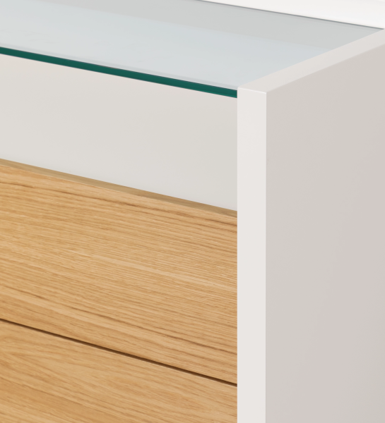 Commode Londres en gros plan avec cadre blanc, tiroirs chêne et plateau en verre