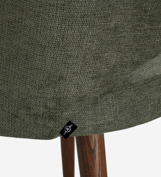 Chaise Londres, gros plan sur tissu vert kaki, pied en bois et étiquette