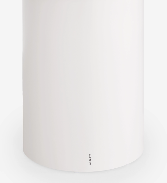 Base cilíndrica branca da Mesa de Jantar Geneve vista de perto com logótipo