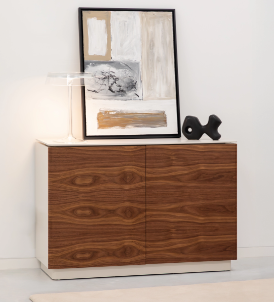 Sapateira Geneve em nogueira com duas portas, tampo branco e objetos decorativos