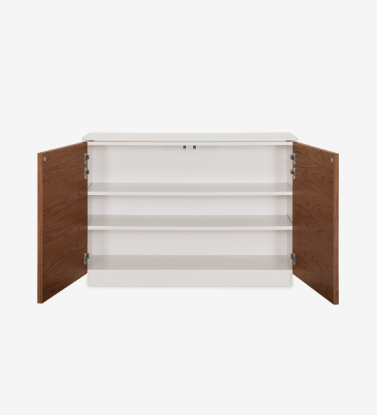 Sapateira Geneve branca com portas de carvalho castanho abertas e três prateleiras interiores