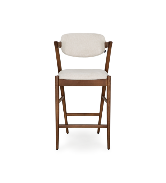 Banco em madeira de freixo cor nogueira, com assento e costa estofados a tecido pérola.