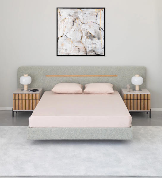 Tapete REFLEX 90 cinzento claro sob cama dupla num quarto minimalista