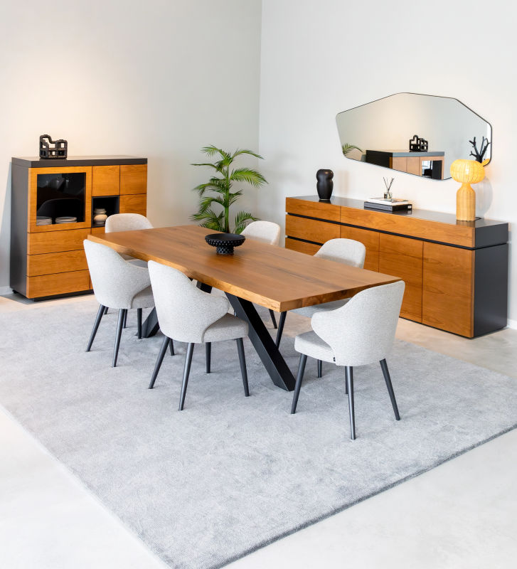 Tapis avec un motif dans des tons de gris, finition bord plié + feutre feltex 6 mm.