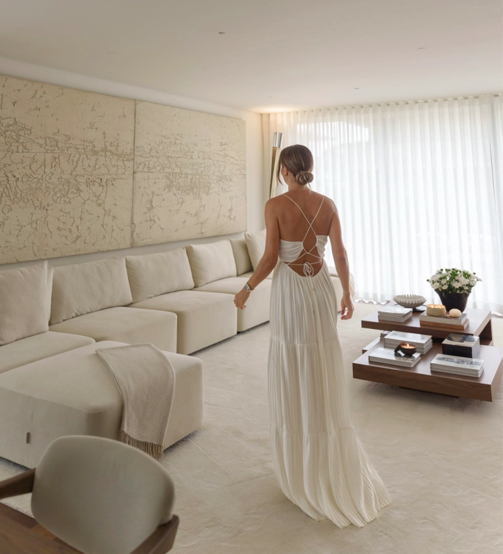 Tapis beige avec texture douce, finition pliée + feutre 6mm.