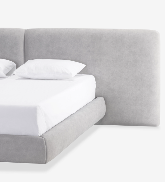 Cama doble Paris tapizada gris con cabecero alto y sábanas blancas