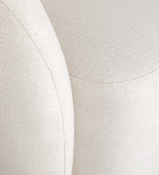 Sillón con base giratoria y completamente tapizado en tejido color perla.