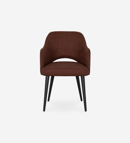 Cadeira Londres com braços estofada a tecido castanho, pés lacados a negro.