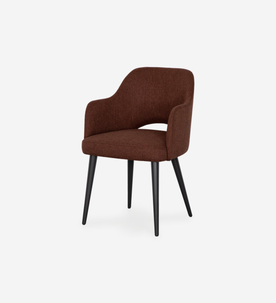 Cadeira Londres com braços estofada a tecido castanho, pés lacados a negro.