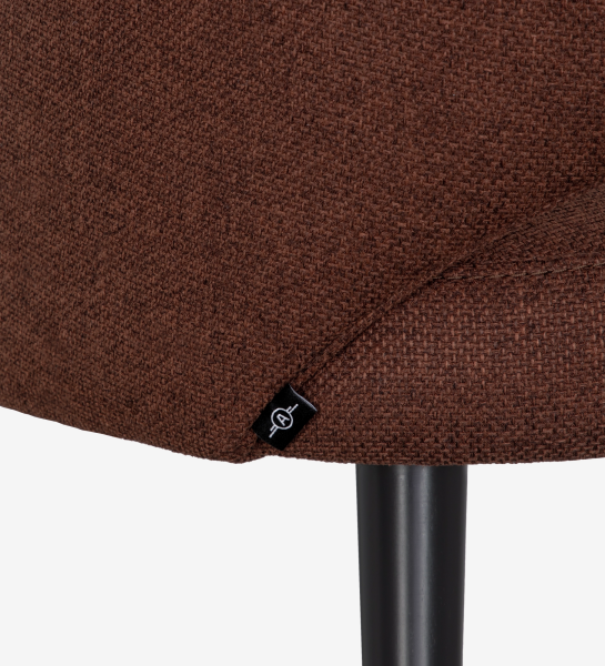 Cadeira Londres com braços estofada a tecido castanho, pés lacados a negro.