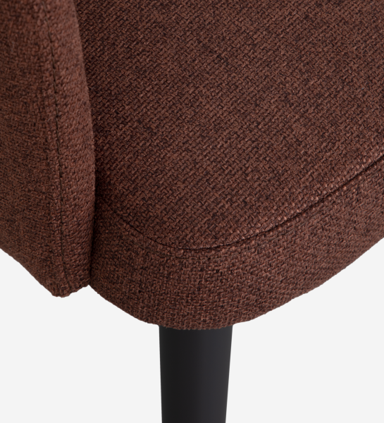 Cadeira Londres com braços estofada a tecido castanho, pés lacados a negro.