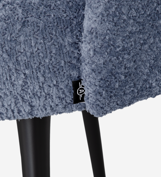 Silla giratoria tapizada en tejido azul con pies lacados en negro 