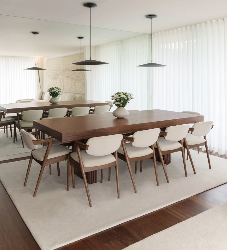 Chaise en bois de frêne couleur noyer, avec assise et dossier rembourrés en tissu perle.