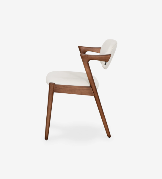 Chaise en bois de frêne couleur noyer, avec assise et dossier rembourrés en tissu perle.