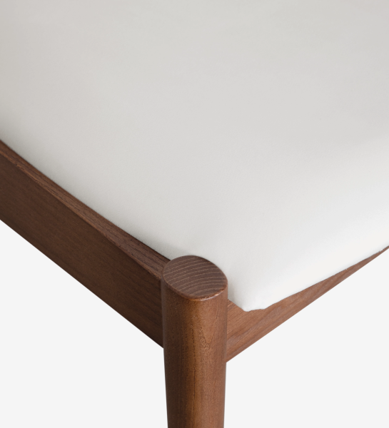 Chaise en bois de frêne couleur noyer, avec assise et dossier rembourrés en tissu perle.