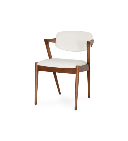 Chaise en bois de frêne couleur noyer, avec assise et dossier rembourrés en tissu perle.