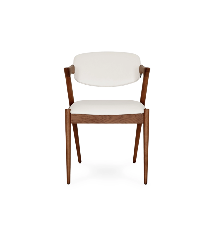 Chaise en bois de frêne couleur noyer, avec assise et dossier rembourrés en tissu perle.