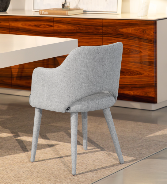 Chaise avec accoudoirs rembourrée en tissu gris.