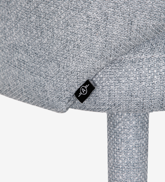 Chaise avec accoudoirs rembourrée en tissu gris.