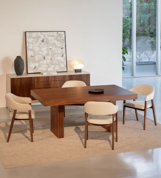 Mesa de jantar Cannes retangular 180 x 100 cm, em nogueira natural, pés com frisos.