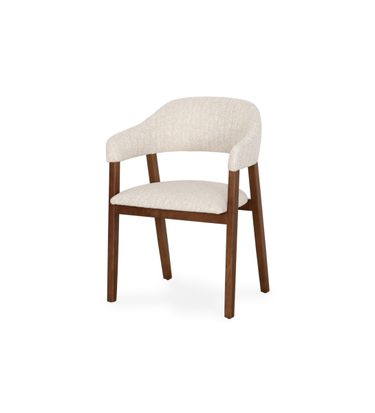 Silla con brazos, en madera de fresno color nogal, con asiento y respaldo tapizados en tela beige.
