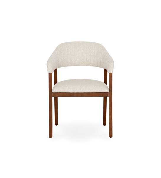 Silla con brazos, en madera de fresno color nogal, con asiento y respaldo tapizados en tela beige.