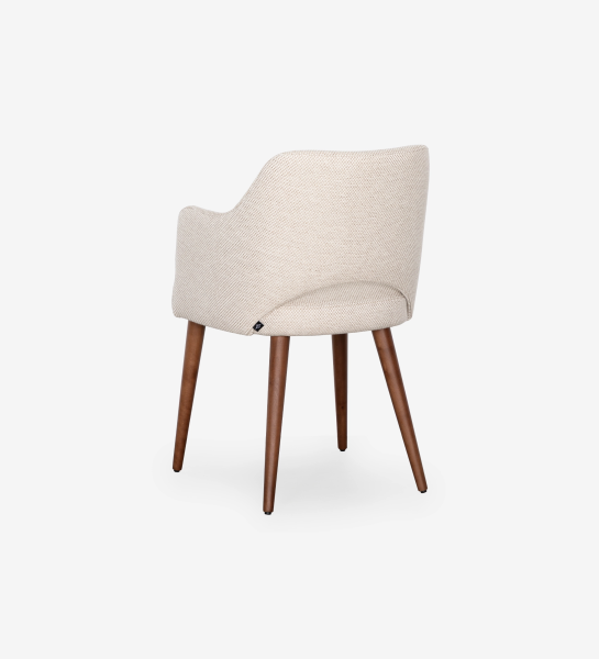 Chaise avec accoudoirs rembourrée de tissu beige et base en bois de noyer.