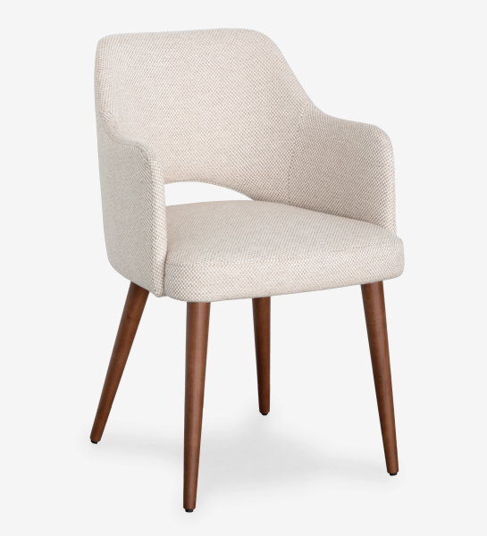 Chaise avec accoudoirs rembourrée de tissu beige et base en bois de noyer.