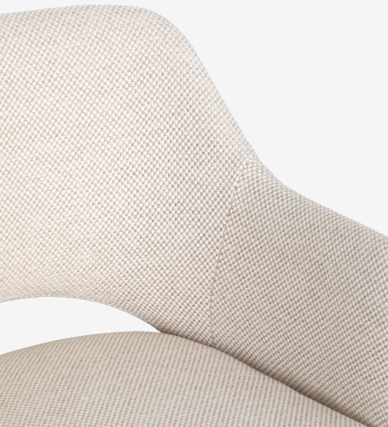 Chaise avec accoudoirs rembourrée de tissu beige et base en bois de noyer.