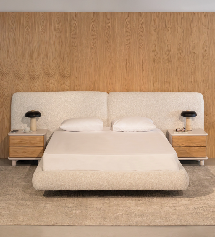 Cama de matrimonio con cabecero dividido y pie de cama suspendido, tapizada en tejido perla.