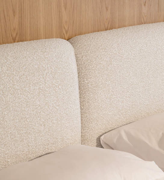 Cama Doble Paris con cabecero tapizado de bouclé beige y tablero de madera