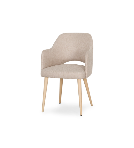 Chaise avec accoudoirs tapissés en tissu beige, avec pieds en bois de couleur naturelle.