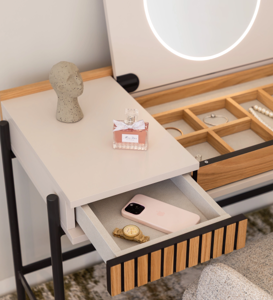 Toucador Cannes com gaveta aberta, espelho oval iluminado, perfume, telemóvel e relógio