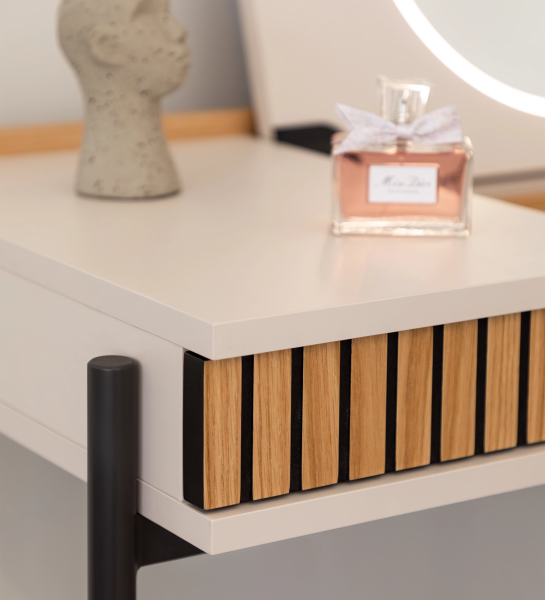 Toucador Cannes com tampo branco, frente de gaveta em ripas de madeira e pés pretos