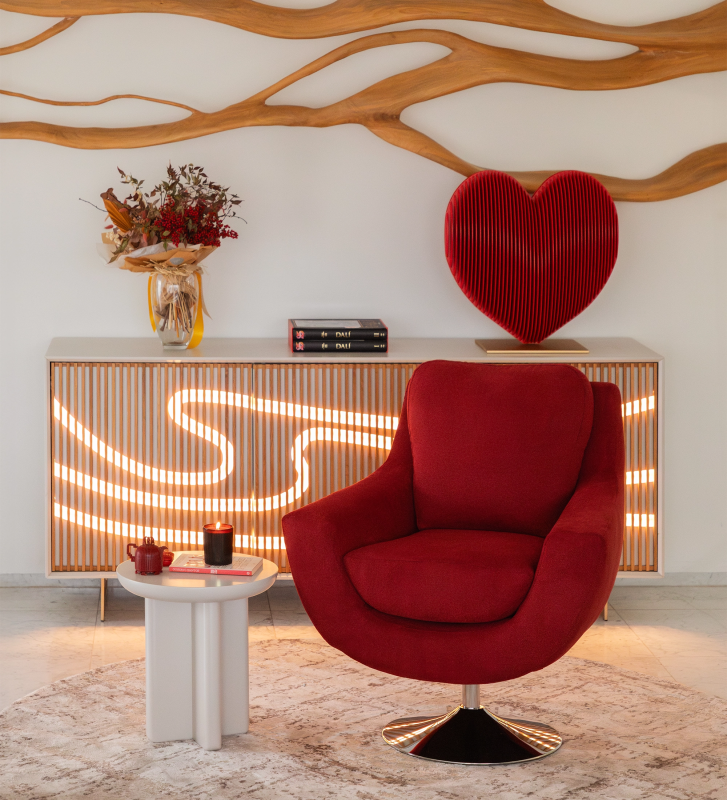 Sillón giratorio Paris, tapizado en tela bordeaux, base de metal.