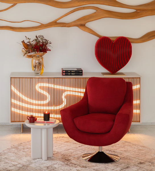 Poltrona Paris vermelha com base metálica em sala decorada