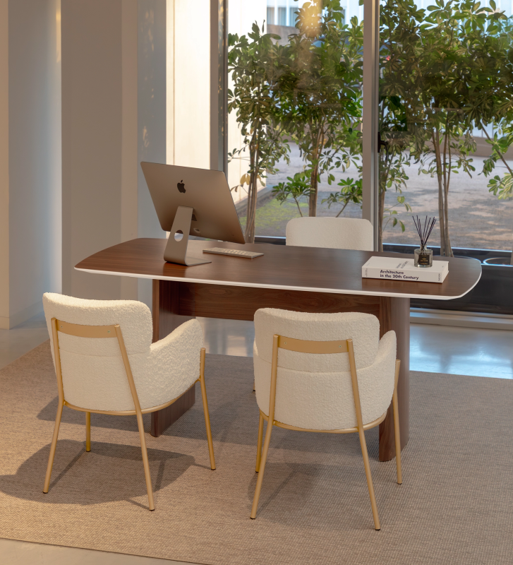 Secretária com tampo e pés em nogueira natural, pormenor em pérola.