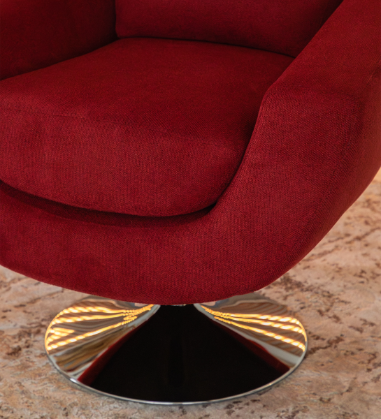 Poltrona Paris vermelha estofada com base giratória cromada