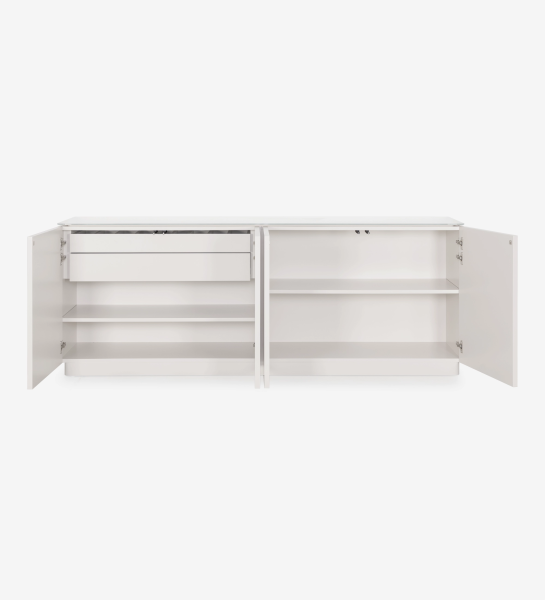 Aparador Geneve blanco con puertas abiertas y estantes interiores