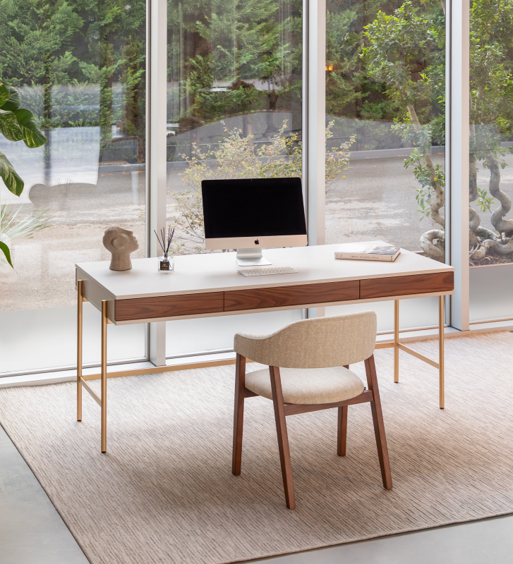 Secretária com 2 gavetas em nogueira natural, estrutura em pérola e pés metálicos lacados a dourado com niveladores.