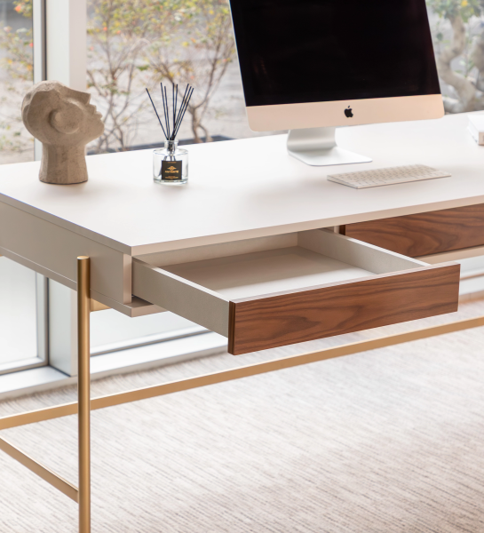 Secretária Cannes branca com gaveta frontal em madeira, computador e difusor