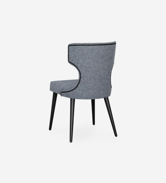 Chaise Pico bleu-gris en tissu, dossier incurvé avec clous décoratifs, pieds noirs.