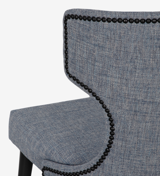 Chaise Pico en tissu bleu-gris, dossier incurvé et clous décoratifs noirs
