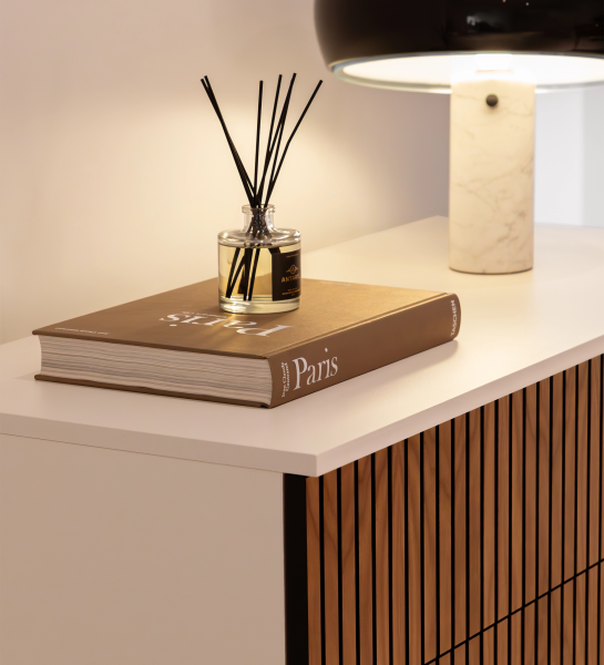 Commode Cannes blanche avec livre 'Paris', diffuseur et lampe
