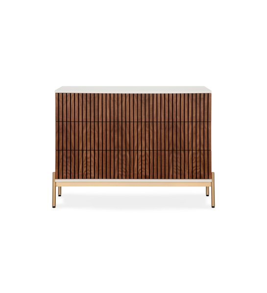 Cómoda com 3 gavetões com frisos em nogueira natural, estrutura em pérola e pés metálicos lacados a dourado com niveladores.