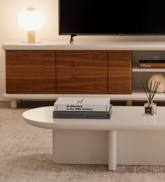 Table Basse Mónaco ovale blanche minimaliste avec livres et diffuseur