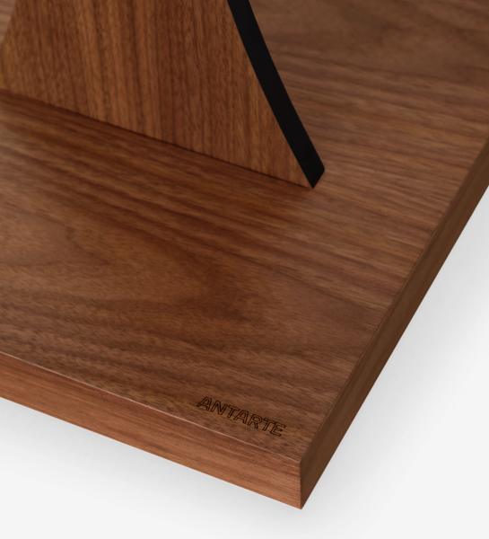 Base de madera nogal de Percha Árbol simple con mástil negro y logo ANTARTE